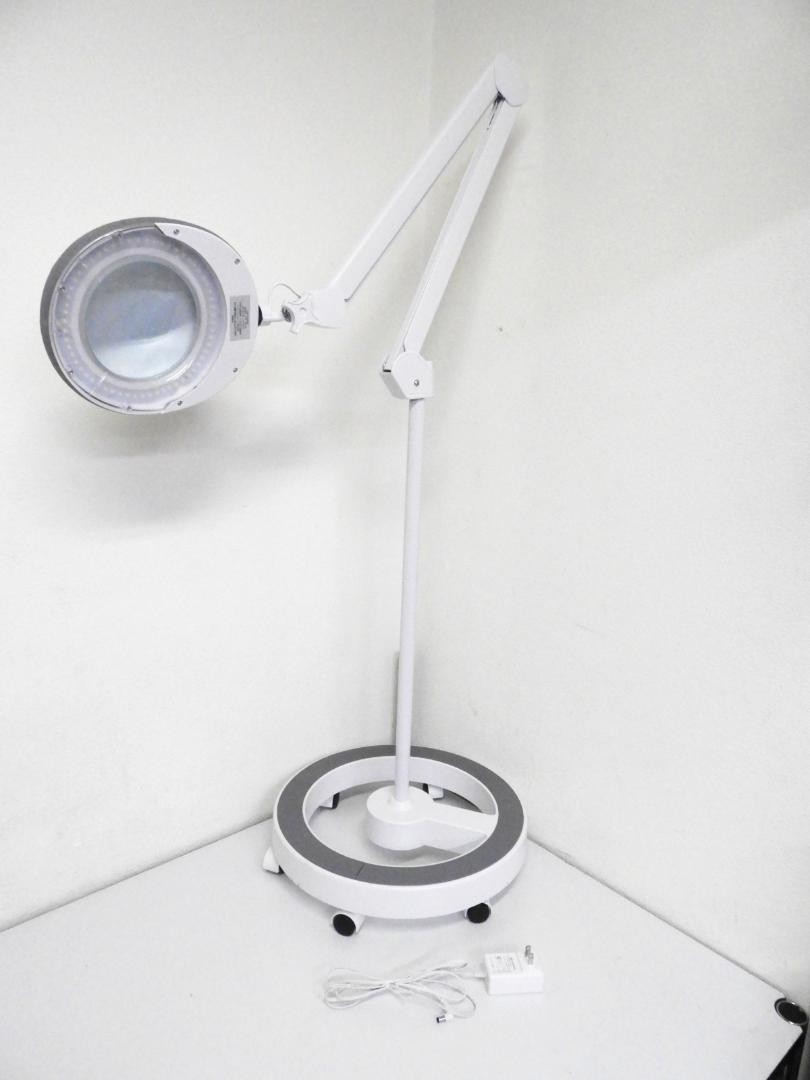 世田谷区からLEDフロアスタンドライト　スタンドルーペを高価買取させて頂きました！