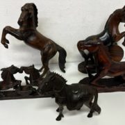 荒川区から骨董品木彫り馬 縁起物を高価買取せて頂きました！