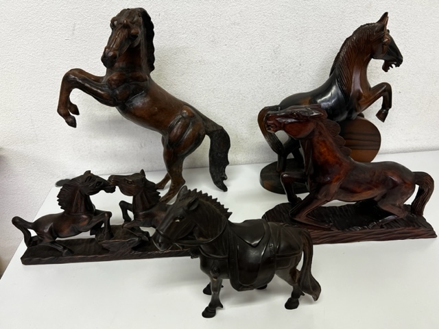 荒川区から骨董品木彫り馬 縁起物を高価買取せて頂きました！