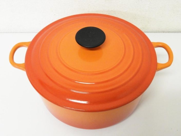 品川区からルクルーゼ 両手鍋 24cmを高価買取せて頂きま した！