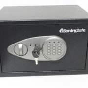 足立区からSentry safe テンキー式パーソナルセキュリティ保管庫 金庫 X055を高価買取せて頂きました！